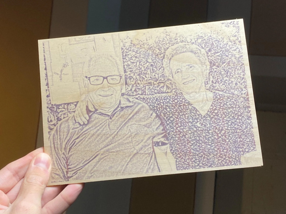 Graviertes Foto von Opa und Oma auf Holz Geschenkidee
