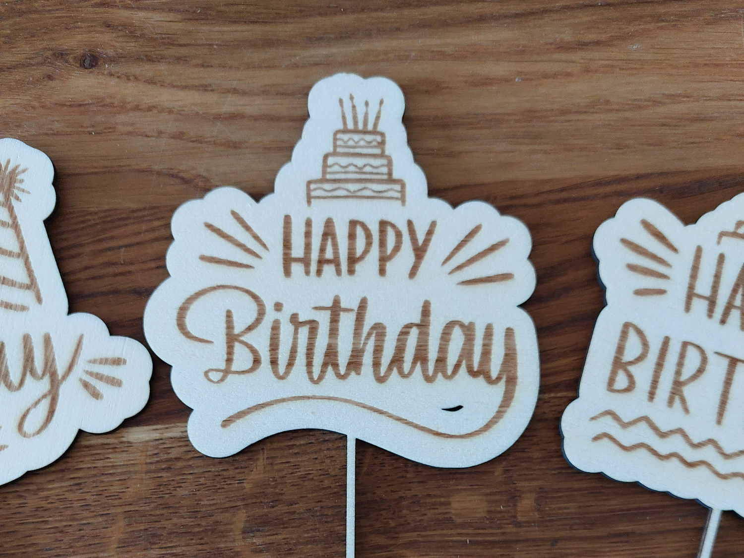 Cartel de fiesta de madera con motivo de tarta, idea de tarjeta de invitación de cumpleaños