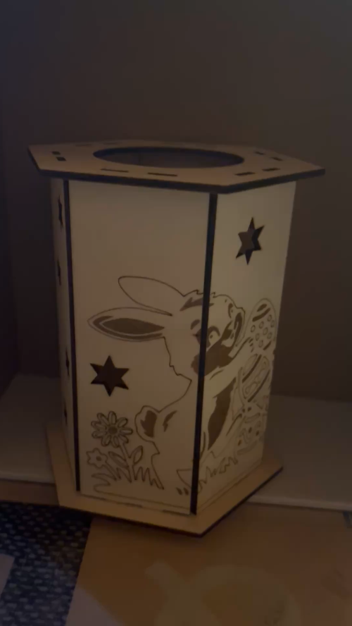 [Laser cut and engrave] Lanterne hexagonale en bois avec motifs de lapins et d'œufs de Pâques    https://www.facebook.com/photo/?fbid=27200238909564783&set=pcb.27200239192898