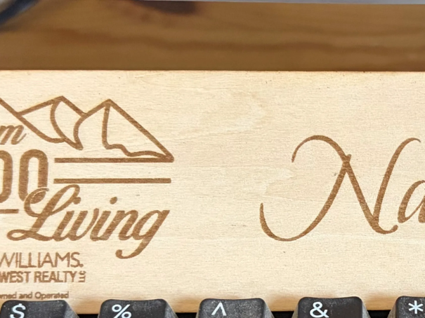 Bảng tên để bàn gỗ khắc logo công ty
