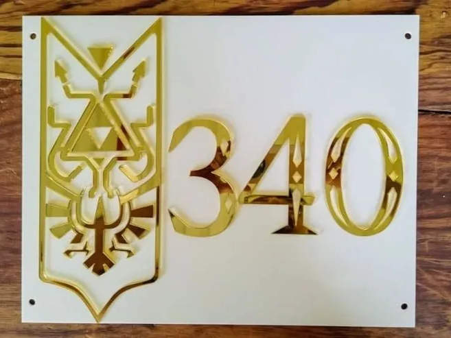 Lasergeschnittenes Hausnummernschild mit Triforce-Symbol