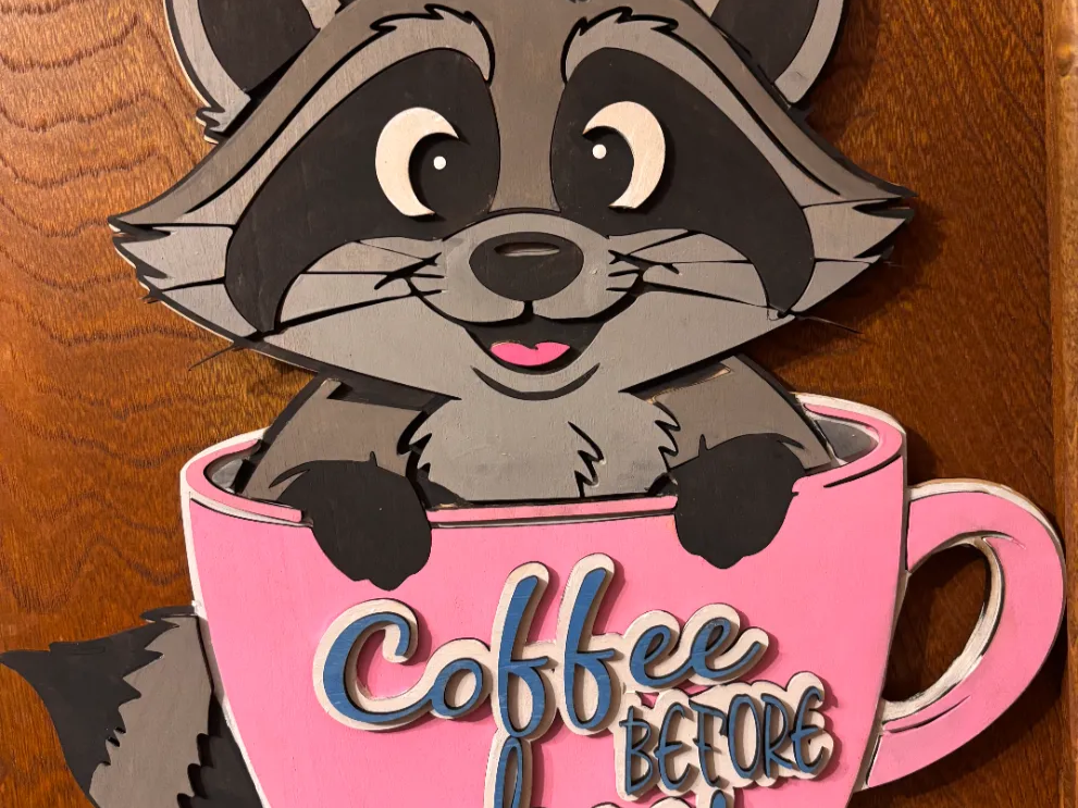 ピンクのコーヒーカップに入ったアライグマのウォールアート
