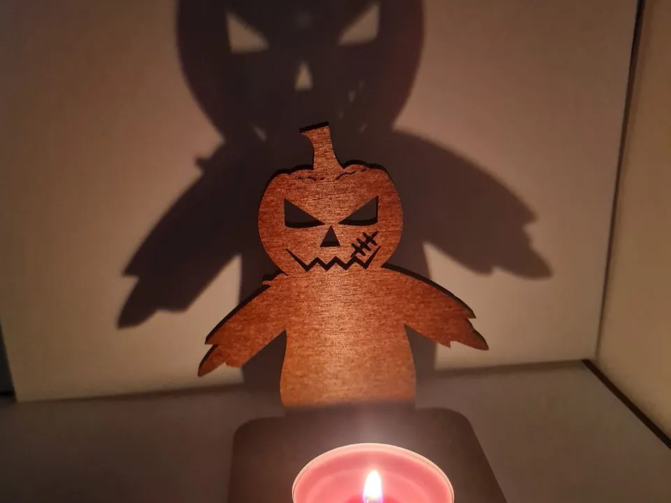 Drewniany świecznik w kształcie dyni na Halloween pomysł na lampion i dekorację na Halloween