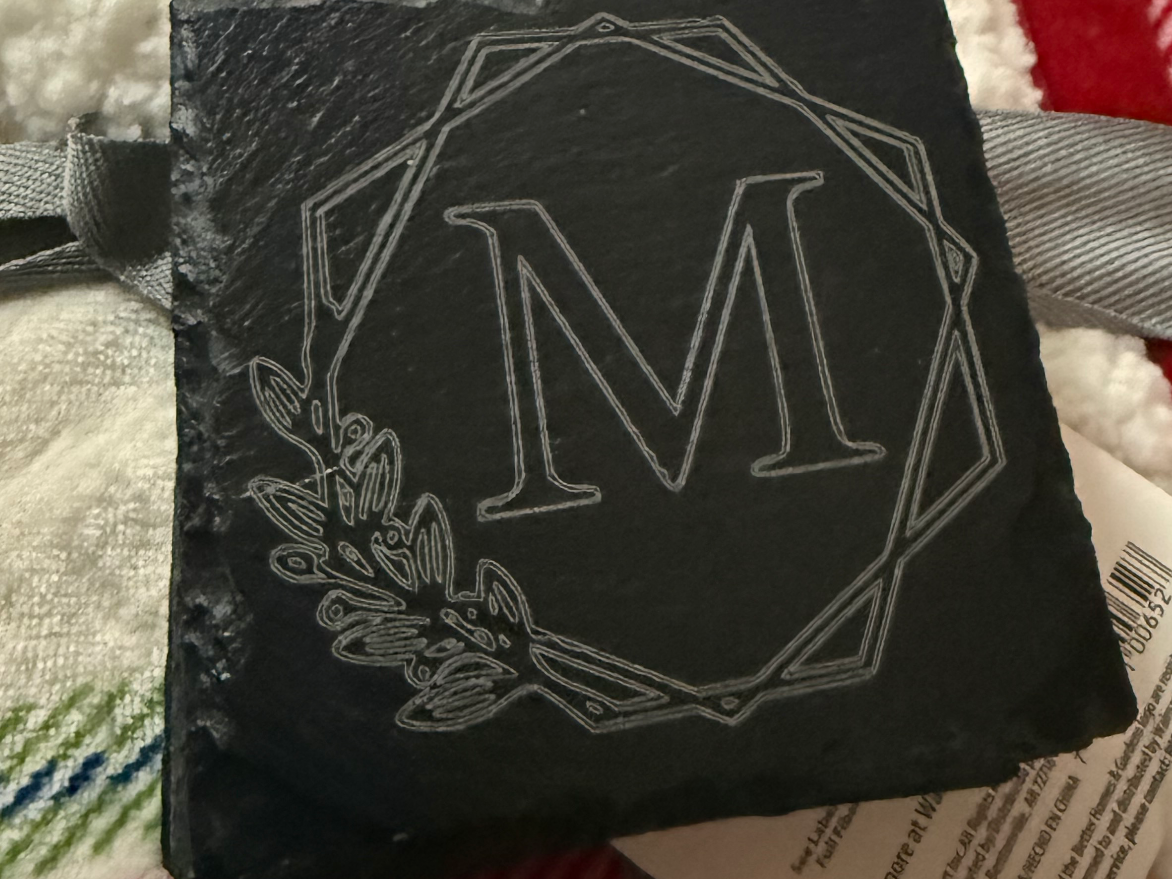ที่รองแก้วหินชนวนแกะสลักด้วยเลเซอร์ ลายมอนแกรม M และใบไม้ - พรีวิวดีไซน์มอนแกรม