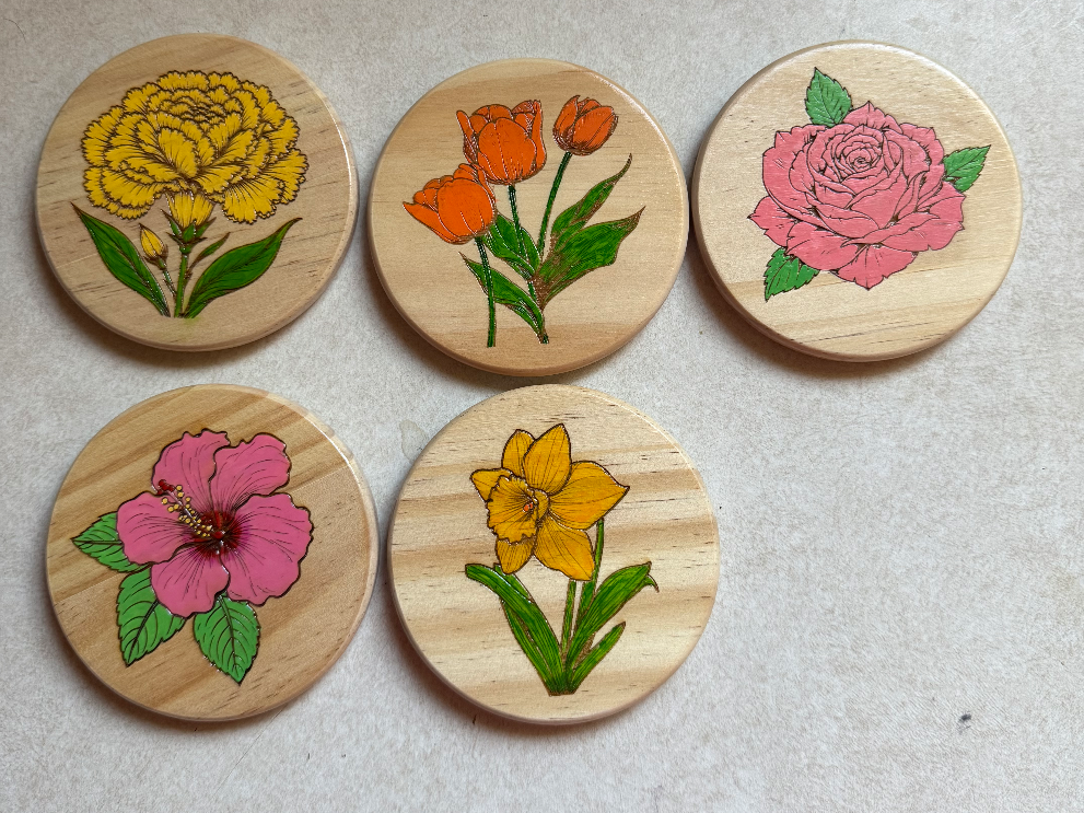 Set of coasters engraved with a floral pattern