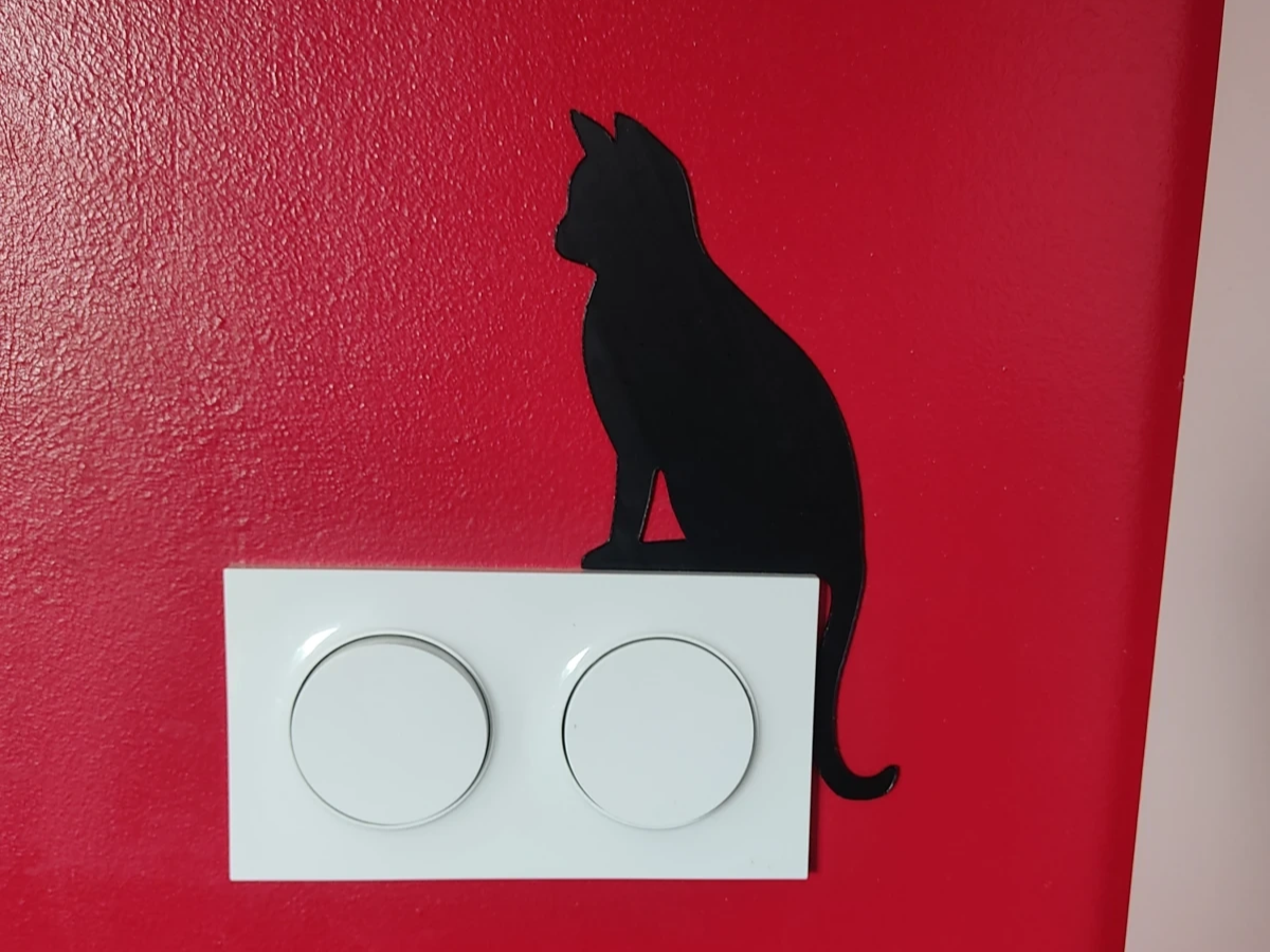 Dekorative Katze, die auf dem Lichtschalter sitzt – Idee für Lichtschalter-Abdeckung