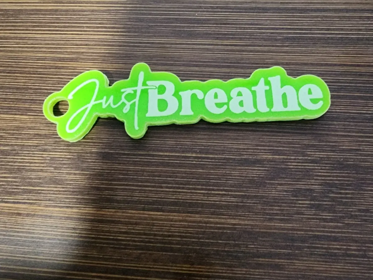 アクリルキーホルダーアイデア：Just Breathe ゴールドグリッターキーホルダー