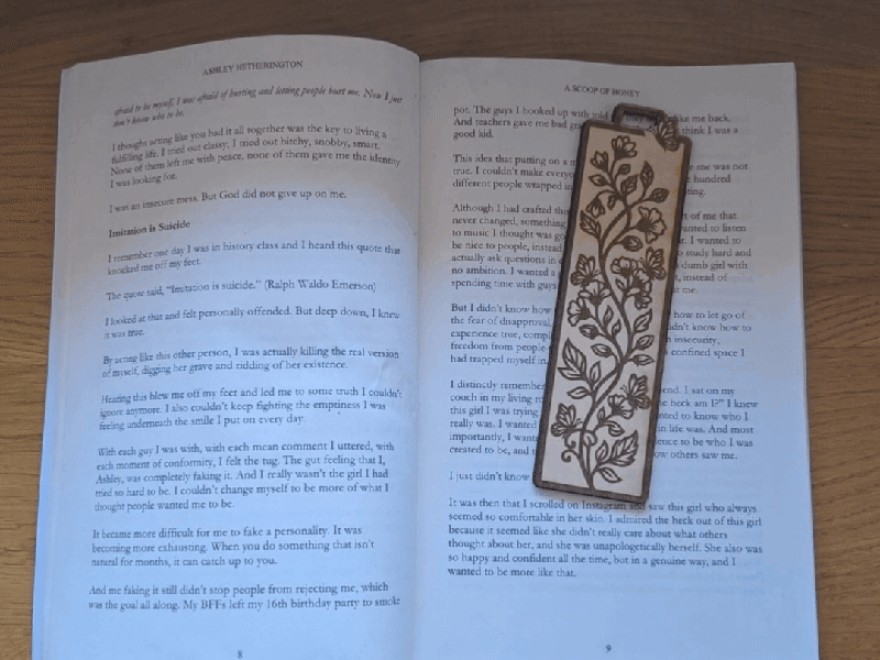 Lesezeichen aus Holz mit floralem Blumenmuster und Schmetterling