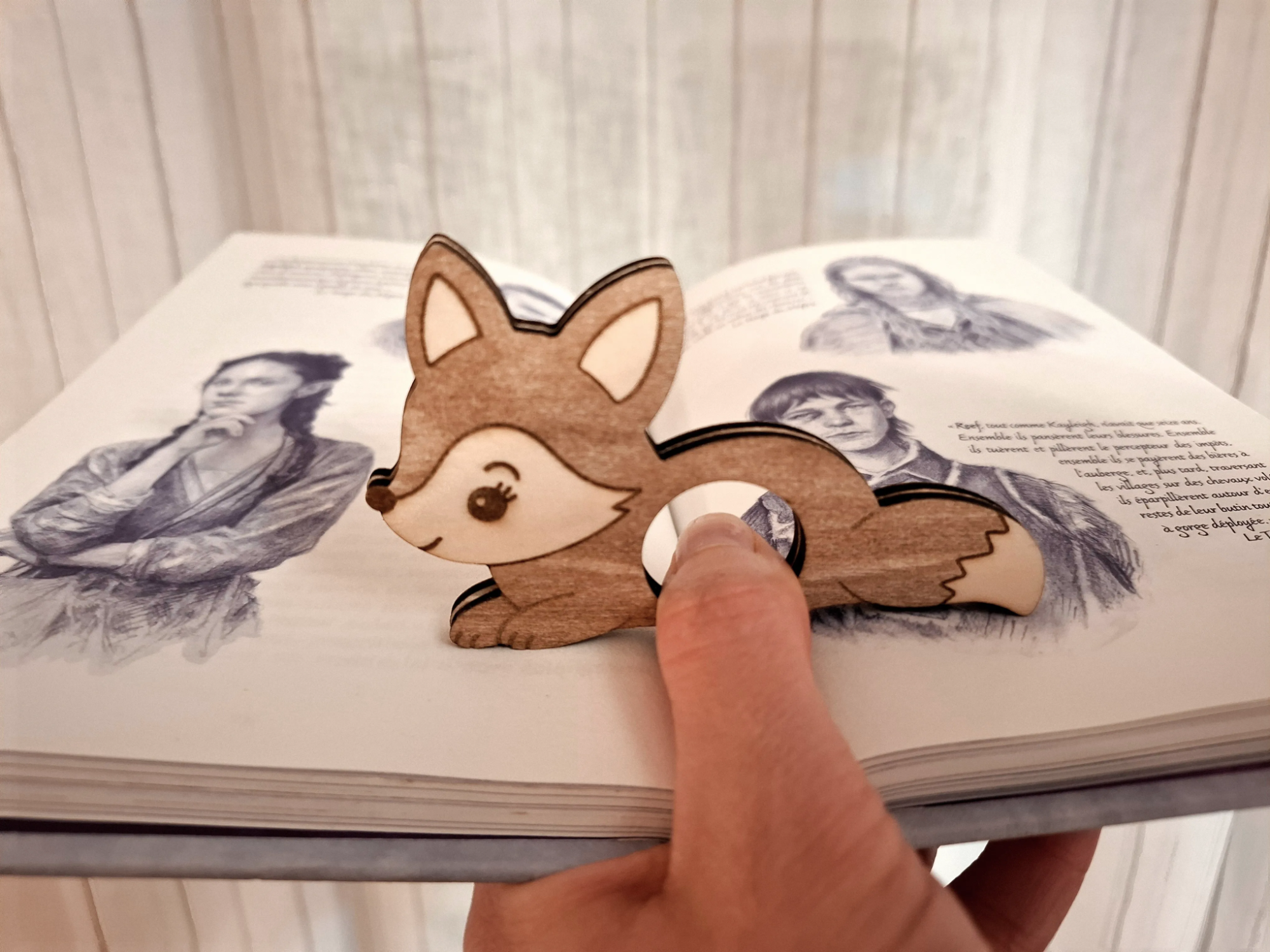 Kawaii Fox Wooden Reading Thumb Ring bookmark design