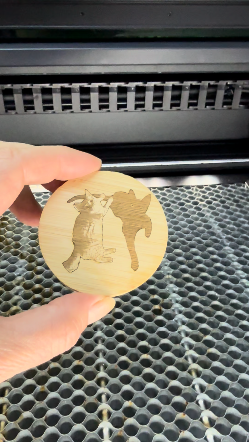 [Laser cut and engrave] Posavasos redondo de madera con ilustración de gato saltando
