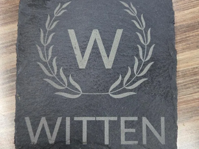 ที่รองแก้วหินชนวนแกะสลักด้วยเลเซอร์ ลายมอนแกรม Witten และใบลอเรล - พรีวิวดีไซน์มอนแกรม