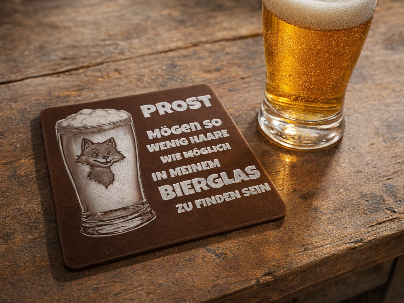 Eckiger Bieruntersetzer mit Fuchsillustration und humorvollem deutschen Text Laserdesign