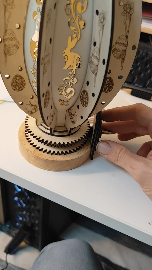 [Laser cut and engrave] Lampe Œuf de Pâques Mécanique – Sculpture lumineuse cinétique à engrenages
