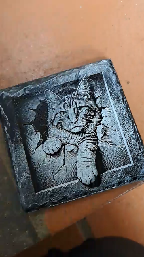 [Laser cut and engrave] gravure sur dessous de verre ardoise avec effet 3D  relief représentant des chats