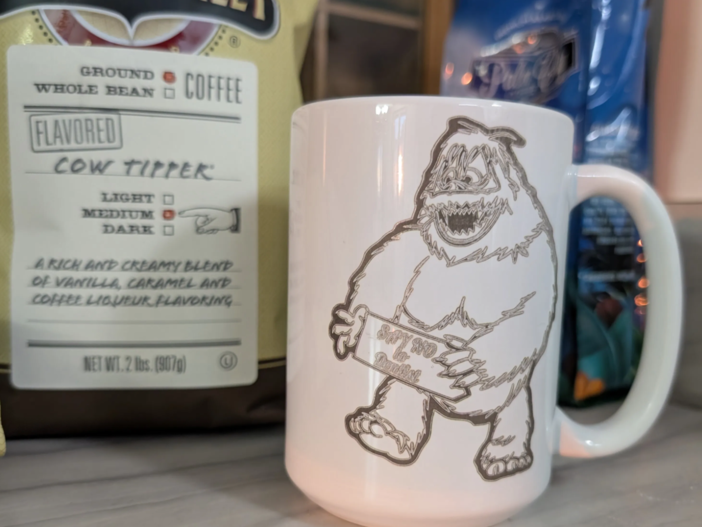 Tazza incisa con Bumble il Mostro della Neve e testo personalizzabile