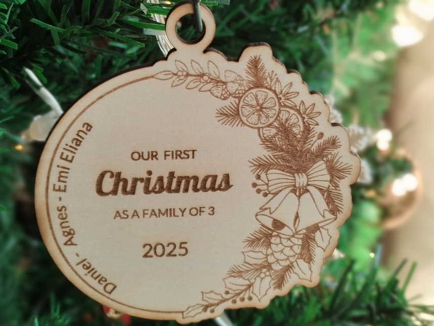 Personalized Wooden Christmas Ornament – Custom Bauble – “Our First Christmas as a Family of 3 / 4 / 5” – Custom Name & Year – Holiday Keepsake Gift – personalizirana zasnova božičnega okraska
