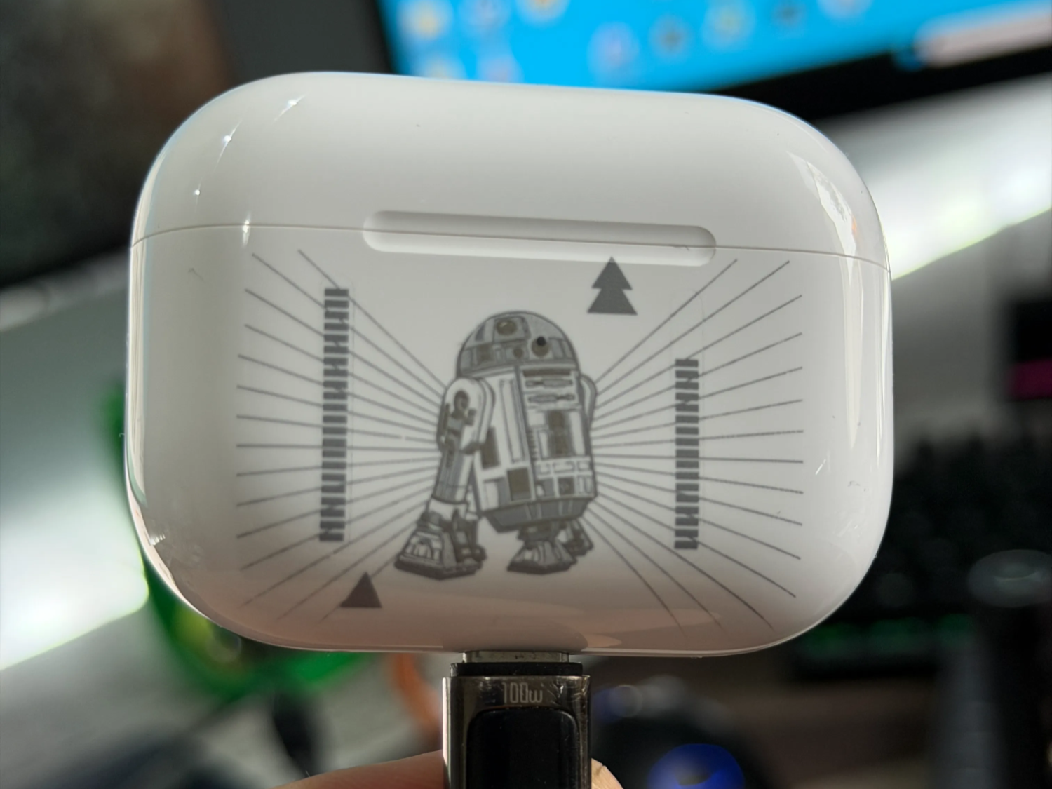 R2-D2 engraved AirPods case idea