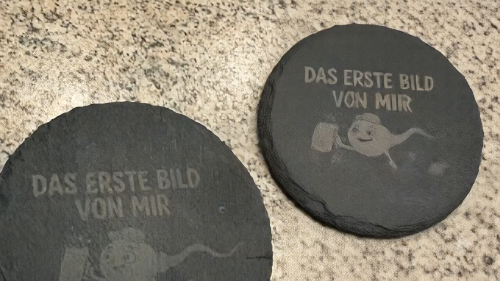 [Laser cut and engrave] Runder Schieferuntersetzer mit Motiv Das erste Bild von mir