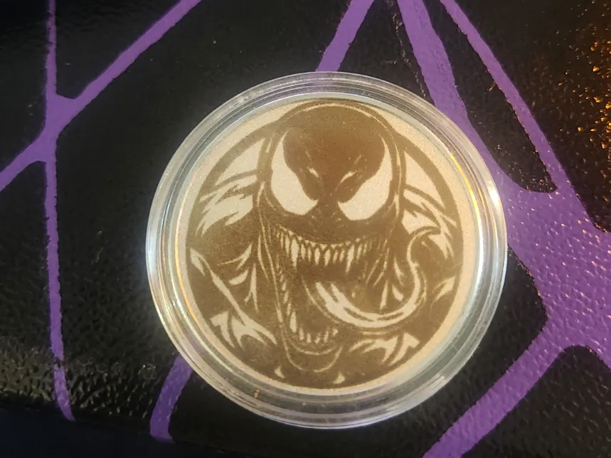 Runder Holzuntersetzer mit graviertem Venom-Charakter