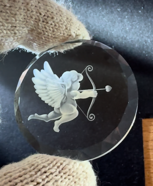 [Laser cut and engrave] Runder Glashänger mit eingraviertem Amor Motiv