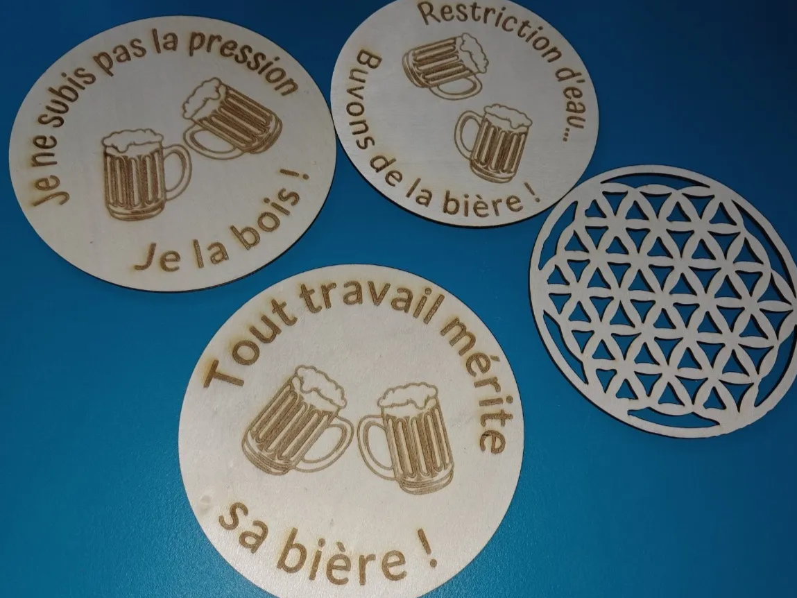Lasergeschnittene Holz-Bieruntersetzer mit französischem Gravurtext Laserdesign