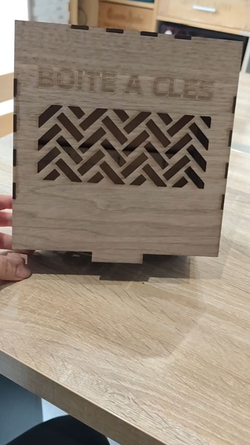 [Laser cut and engrave] Boîte à clés en bois avec motif géométrique