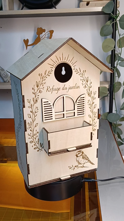 [Laser cut and engrave] 🌿 Refuge du Jardin – Nichoir original gravé, conçu selon les besoins des oiseaux locaux