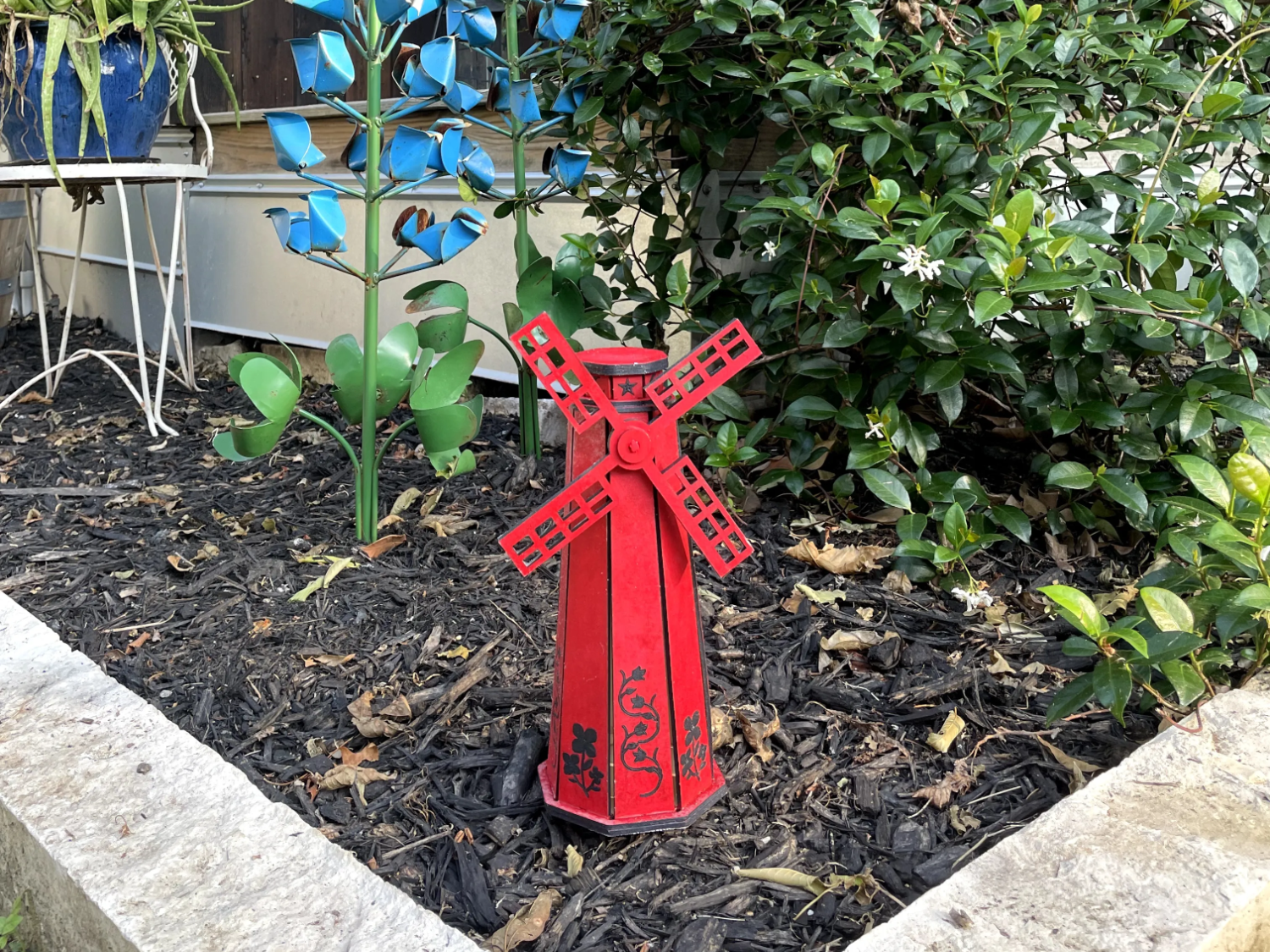 Moulin de jardin rouge façon Moulin Rouge - modèle de décoration de jardin