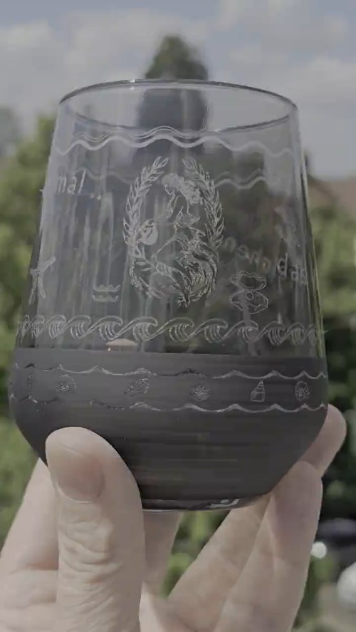 [Laser cut and engrave] Decorative engraved smoked glass with Aquarius and ocean theme / graviertes Trinkglas aus Rauchglas mit für Wassermänner oder mit neutralem Design