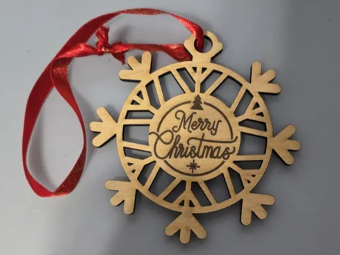 Hölzerne Schneeflocke mit Merry Christmas selbst gemachter Christbaumschmuck