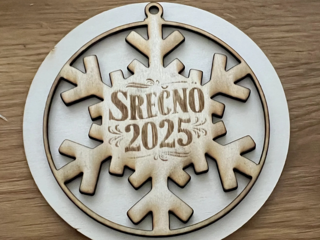 Hölzerner Schneeflocken-Anhänger selbst gemachter Christbaumschmuck