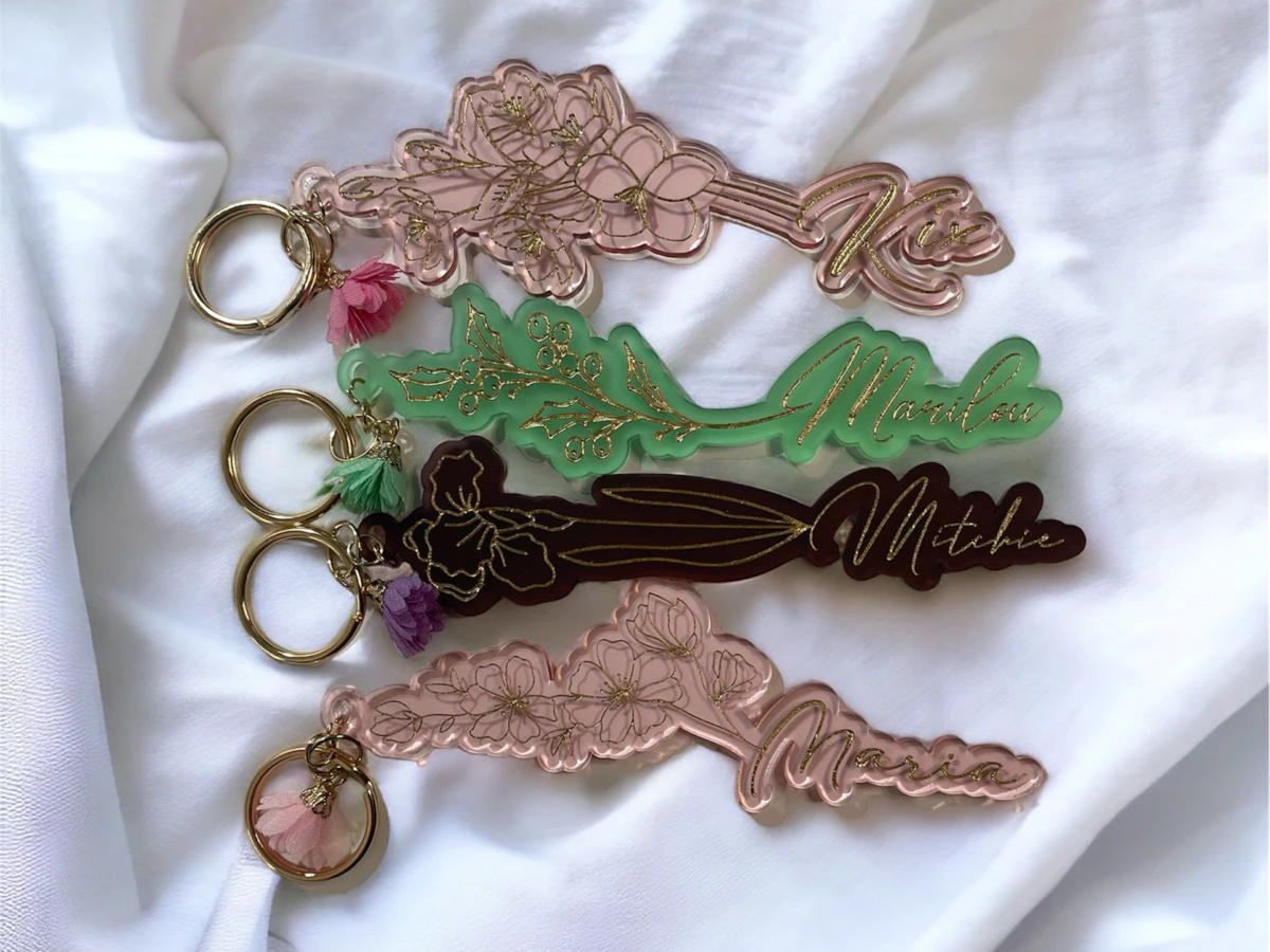Idea regalo per la fidanzata: portachiavi personalizzato con fiore di nascita