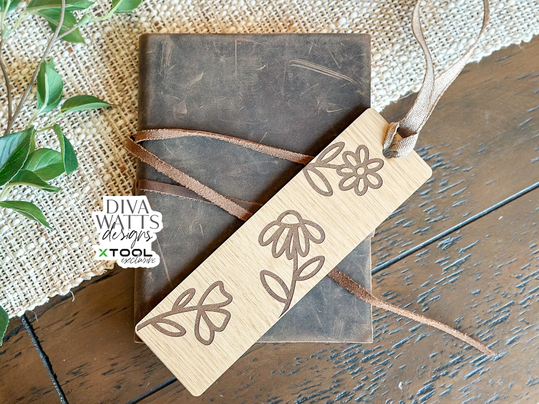 Marque-page en bois gravé à motif floral