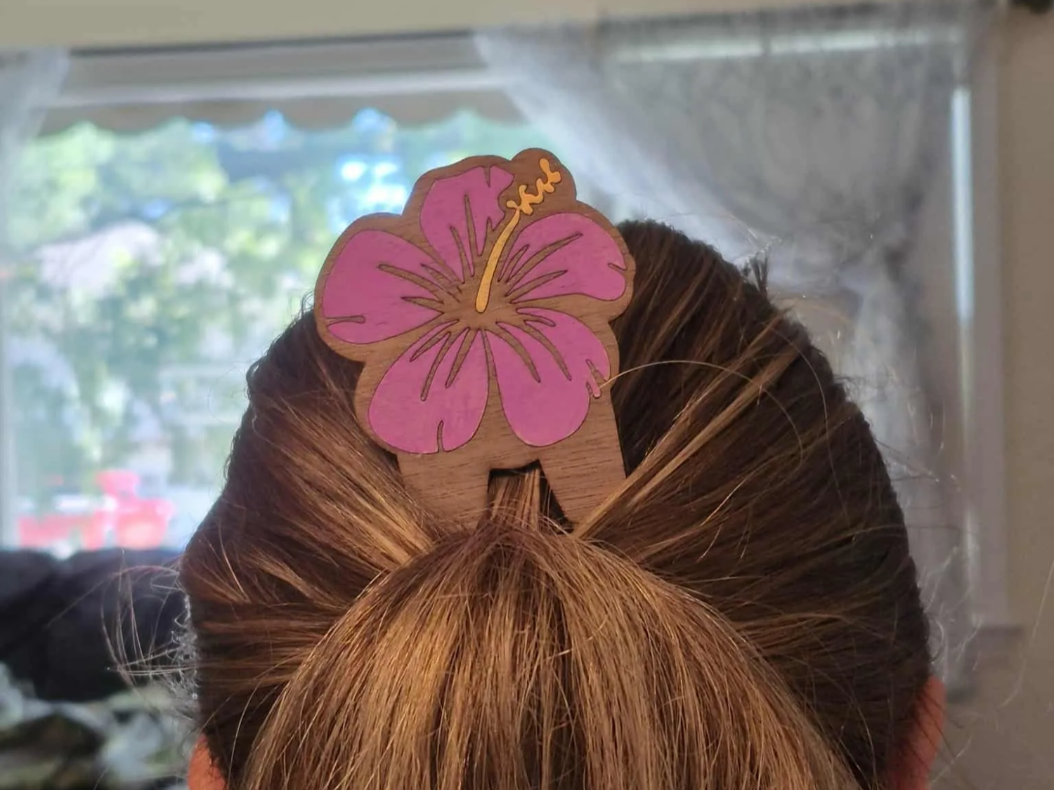 Idea regalo per la fidanzata: molletta per capelli in legno con fiore di ibisco rosa tagliata al laser