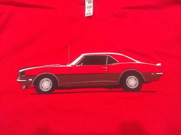 DTG-Druck einer roten Muscle-Car-Illustration auf einem roten Baumwoll-T-Shirt
